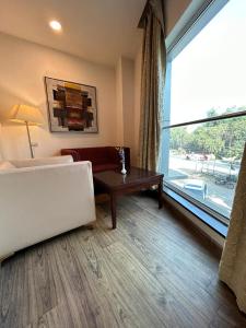 Posezení v ubytování The Grand Paramont Near Delhi Airport Free Airport Drop
