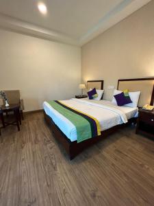 Postel nebo postele na pokoji v ubytování The Grand Paramont Near Delhi Airport Free Airport Drop