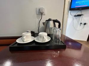 Příslušenství pro přípravu čaje a kávy v ubytování The Grand Paramont Near Delhi Airport Free Airport Drop