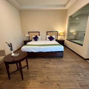 Postel nebo postele na pokoji v ubytování The Grand Paramont Near Delhi Airport Free Airport Drop