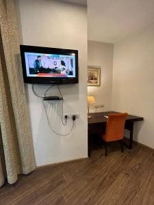 TV a/nebo společenská místnost v ubytování The Grand Paramont Near Delhi Airport Free Airport Drop