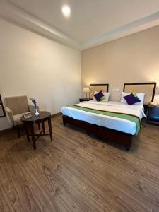 Postel nebo postele na pokoji v ubytování The Grand Paramont Near Delhi Airport Free Airport Drop