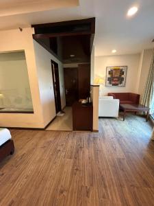 Posezení v ubytování The Grand Paramont Near Delhi Airport Free Airport Drop