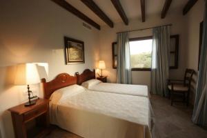 Un dormitorio con dos camas blancas y una ventana. en Ideal Property Mallorca - Sa Sinia Petra, en Petra 10 fotos más