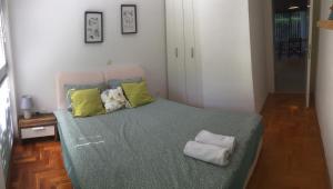 - une chambre avec un lit doté de draps verts et d'oreillers jaunes dans l'établissement Acacia Hill olive tree apartment, à Herceg-Novi 26 autres photos