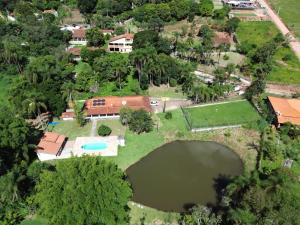 an aerial view of a house with a pond at Chácara Pedacinho do Céu in Socorro