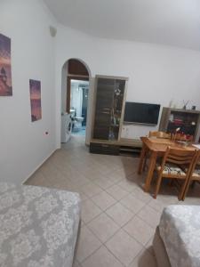 Televízia a/alebo spoločenská miestnosť v ubytovaní Artemis Bakerys House 2