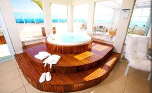 a large bathroom with a hot tub in the middle at Apart no Hotel Saint Moritz n° 810 in Brasília +20 photos