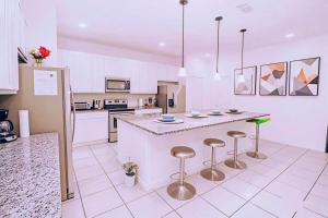 Кухня или мини-кухня в Elegant King or Queen Suite Rooms -Private Bath-5 Star Resort-Pool-SPA-Club-Disney-Water Park-WiFi-Smart TV
