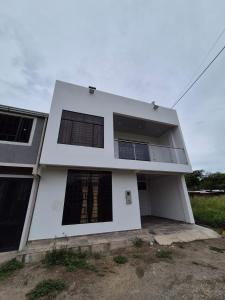 una casa bianca con finestre nere di Casa de Char Girardot, Nariño Cundinamarca a Nariño