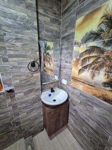 bagno con lavandino e dipinto sul muro di Casa de Char Girardot, Nariño Cundinamarca a Nariño
