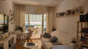 una sala de estar con un sofá y una mesa en Mediterraneo, en Santa Pola