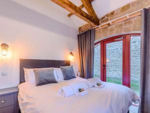 Cattonにある2 Bed in Allendale 78158のタオルが敷かれた大きなベッドのある寝室