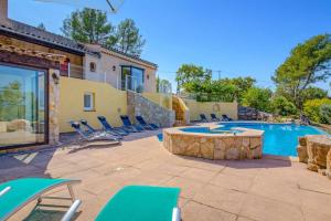 Bazén v ubytování Villa Colombes by Villa Plus nebo v jeho okolí