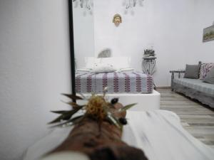 Postel nebo postele na pokoji v ubytování ELAIOLITHOS - Luxury Villa Suites - Adults Only
