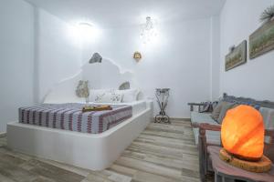 Postel nebo postele na pokoji v ubytování ELAIOLITHOS - Luxury Villa Suites - Adults Only