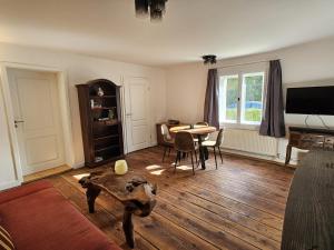 a living room with a table and a dining room at seenahes Ferienidyll in Wustrow +8 photos