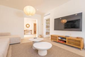 a living room with a couch and a tv at Can Tibela in Palmanyola