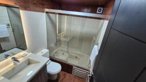 a bathroom with a sink and a toilet and a tub at Premium Apartamentos Torre Azul in Cochabamba