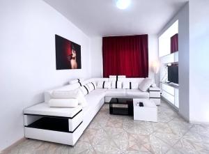 バルチクにあるLuxury Penthouse Imperial With Seaview in PanoramaRoofComplexのリビングルーム(白い家具、赤いカーテン付)