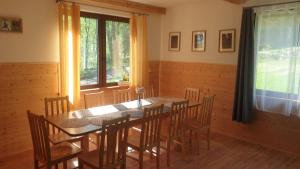 a dining room with a table and chairs and a window at Omszałe Głazy Dom i Domek na wyłączność przy szlakach Karkonoszy in Zachełmie