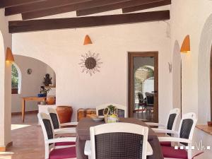 a dining room with a table and white chairs at VH CostaBlanca - MIRASOL in Fanadix