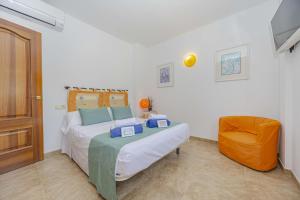 Postel nebo postele na pokoji v ubytování Villa Heura 18 + 26 fotografií