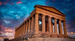 a temple with columns on the side at Giafra Luxury Rooms in Agrigento +37 photos
