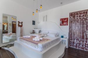 Postel nebo postele na pokoji v ubytování ELAIOLITHOS - Luxury Villa Suites - Adults Only