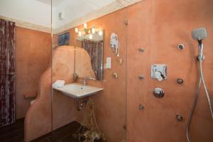 Koupelna v ubytování ELAIOLITHOS - Luxury Villa Suites - Adults Only