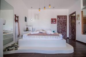 Postel nebo postele na pokoji v ubytování ELAIOLITHOS - Luxury Villa Suites - Adults Only