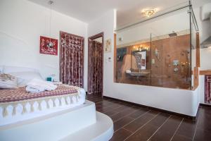 Postel nebo postele na pokoji v ubytování ELAIOLITHOS - Luxury Villa Suites - Adults Only
