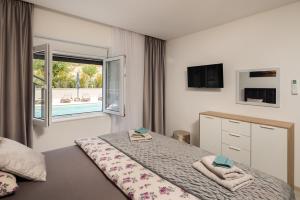 TV a/nebo společenská místnost v ubytování Luxury Apartment Lorena - Private Heated Pool -