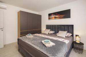 Postel nebo postele na pokoji v ubytování Luxury Apartment Lorena - Private Heated Pool -