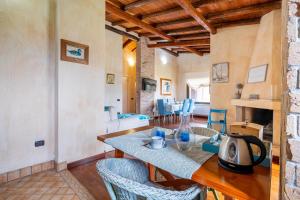 a kitchen with a table and chairs in a room at Villa Dei Viandanti in Olìa Speciosa
