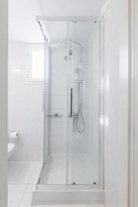 una ducha con puerta de cristal en un baño en F & B Summer Collection - Sithonia - Family Maisonette, en Ormos Panagias