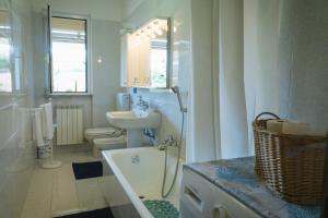 Koupelna v ubytování Double apartment 5 minutes from sea and private parking + 15 fotografií