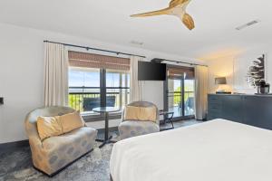 韦恩斯伯勒Iris Inn and Cabins的一间有一张床和两把椅子的卧室