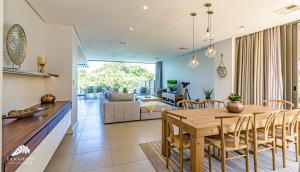 Il dispose d'une cuisine et d'un salon avec une table et des chaises en bois. dans l'établissement Oceans Edge 17, Zimbali Estate by Euphoric Leisure, à Ballito