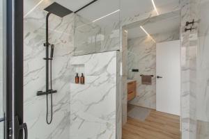 Ένα μπάνιο στο Odi Suite Room +14 φωτογραφίες