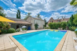 ein Swimmingpool im Hinterhof eines Hauses in der Unterkunft Maison de Campagne à Cunèges in Cunèges