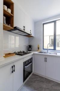 Η κουζίνα ή μικρή κουζίνα στο Dreams in Sunshine Alba by YourHost 1 bedNairobi