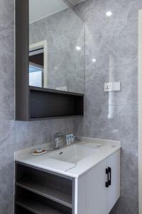 Ένα μπάνιο στο Dreams in Sunshine Alba by YourHost 1 bedNairobi