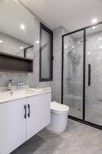 Phòng tắm tại Dreams in Sunshine Alba by YourHost 1 bedNairobi +27 ảnh