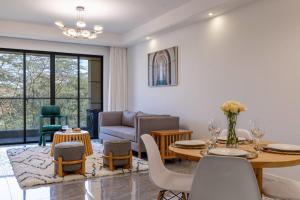 Khu vực ghế ngồi tại Dreams in Sunshine Alba by YourHost 1 bedNairobi