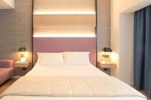 una camera con un letto e due tavoli e un divano di Hotel Poseidon a Torre del Greco Altre 37 foto