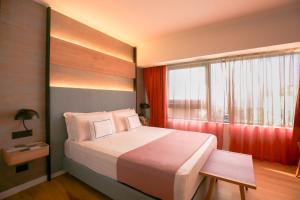 una camera da letto con un letto grande e una finestra di Hotel Poseidon a Torre del Greco