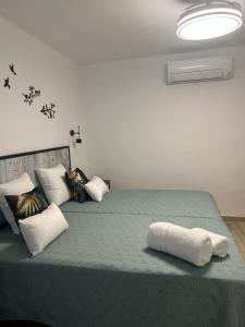 ペニスコラにあるApartamento Can Feliuのベッドルーム(白い枕の緑色の大型ベッド付)