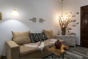 Posezení v ubytování ELAIOLITHOS - Luxury Villa Suites - Adults Only