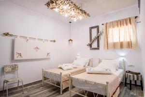 Postel nebo postele na pokoji v ubytování ELAIOLITHOS - Luxury Villa Suites - Adults Only